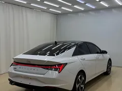2022 Hyundai Elantra 1.5L CVT LUX Premium, белый — фото 4