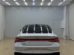 2022 Hyundai Elantra 1.5L CVT LUX Premium, белый — фото 5