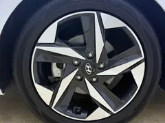 2022 Hyundai Elantra 1.5L CVT LUX Premium, белый — фото 22