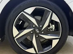 2022 Hyundai Elantra 1.5L CVT LUX Premium, белый — фото 23