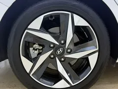 2022 Hyundai Elantra 1.5L CVT LUX Premium, белый — фото 24