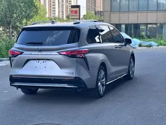 2023 Toyota Sienna 2.5L Hybrid Platinum — фото 12