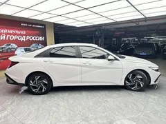 2023 Hyundai Elantra 1.5L CVT LUX Premium, белый — фото 4
