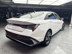 2023 Hyundai Elantra 1.5L CVT LUX Premium, белый — фото 5