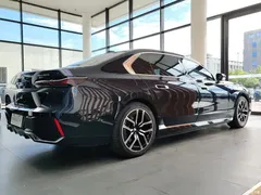 2023 BMW i7 eDrive50L M Sport, чёрный — фото 5