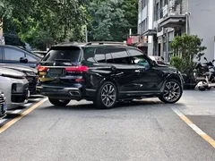 2022 BMW X7 xDrive M50i, синий — фото 10