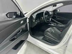2022 Hyundai Elantra 1.5L CVT LUX Premium, белый — фото 7