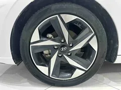 2022 Hyundai Elantra 1.5L CVT LUX Premium, белый — фото 18