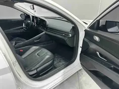 2022 Hyundai Elantra 1.5L CVT LUX Premium, белый — фото 19