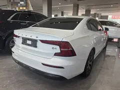 2024 Volvo S60 B4 Luxury, белый — фото 8