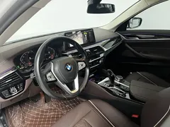 2021 BMW 5 Series 525Li Luxury Package, белый — фото 8