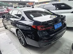 2023 BMW 5 Series 530Li Leading M Sport Package, чёрный — фото 4