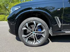 2022 BMW X5 40Li Premium M Sport Package, чёрный — фото 11
