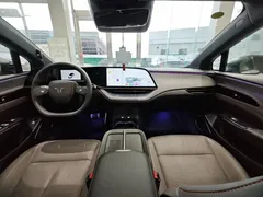 2025 Hongqi EH7 640 4WD — фото 6