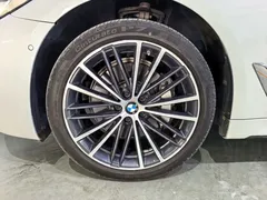 2022 BMW 5 Series 530Li Leading M Sport Package, белый — фото 2