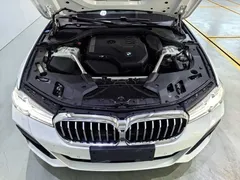 2022 BMW 5 Series 530Li Leading M Sport Package, белый — фото 3