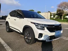 2023 Kia Seltos 1.5L CVT Luxury, белый — фото 3