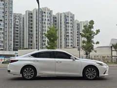 2021 Lexus ES 300h Excellence, белый — фото 3