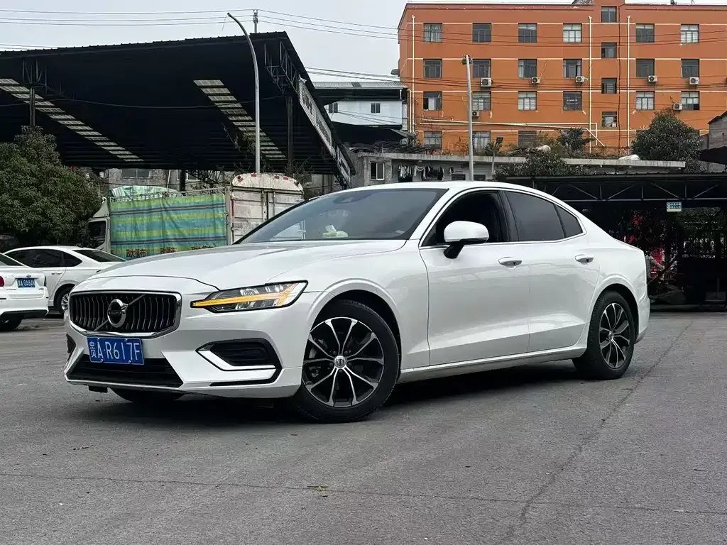2022 Volvo S60 B4 Luxury
