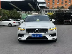 2022 Volvo S60 B4 Luxury, белый — фото 2