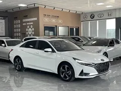 2022 Hyundai Elantra 1.5L CVT LUX Premium, белый — фото 3