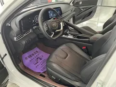 2022 Hyundai Elantra 1.5L CVT LUX Premium, белый — фото 4