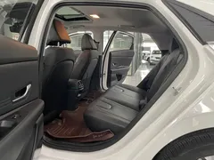 2022 Hyundai Elantra 1.5L CVT LUX Premium, белый — фото 5