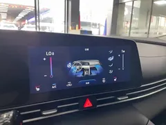 2022 Hyundai Elantra 1.5L CVT LUX Premium, белый — фото 12