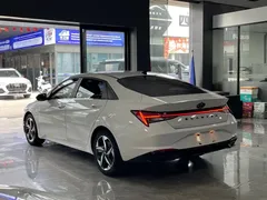 2022 Hyundai Elantra 1.5L CVT LUX Premium, белый — фото 14