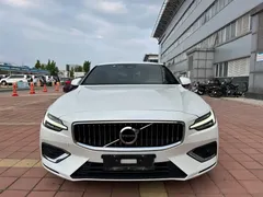 2023 Volvo S60 B4 Luxury, белый — фото 2