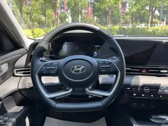 2022 Hyundai Elantra 1.5L CVT LUX Premium — фото 13