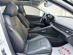 2022 Hyundai Elantra 1.5L CVT LUX Premium, белый — фото 8