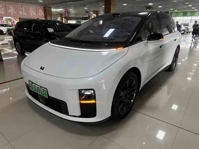 2025 Li Auto i8 Standard