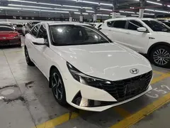 2022 Hyundai Elantra 1.5L CVT LUX Premium, белый — фото 3