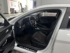 2022 Hyundai Elantra 1.5L CVT LUX Premium, белый — фото 4