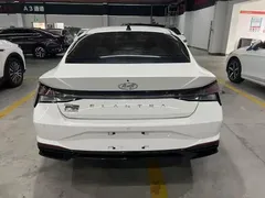 2022 Hyundai Elantra 1.5L CVT LUX Premium, белый — фото 9
