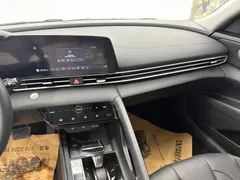 2022 Hyundai Elantra 1.5L CVT LUX Premium, белый — фото 12