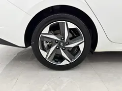 2022 Hyundai Elantra 1.5L CVT LUX Premium, белый — фото 18