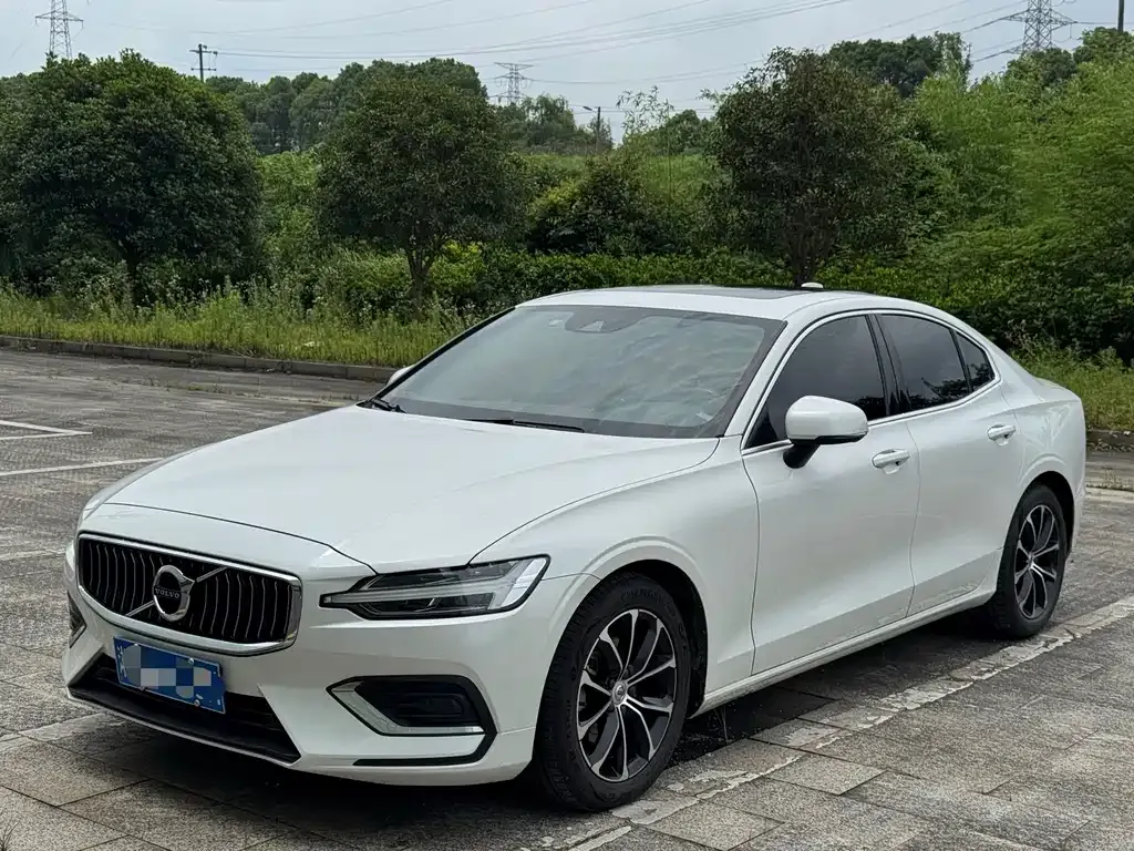 2022 Volvo S60 B4 Luxury