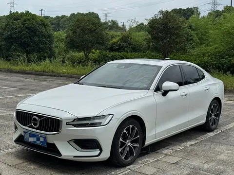 2022 Volvo S60 B4 Luxury