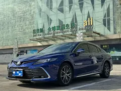 2023 Toyota Camry Hybrid 2.5HQ Flagship, синий — фото 1