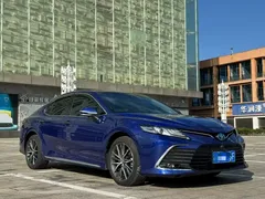2023 Toyota Camry Hybrid 2.5HQ Flagship, синий — фото 3