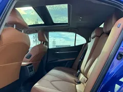 2023 Toyota Camry Hybrid 2.5HQ Flagship, синий — фото 5