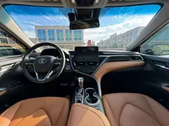2023 Toyota Camry Hybrid 2.5HQ Flagship, синий — фото 6