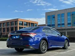 2023 Toyota Camry Hybrid 2.5HQ Flagship, синий — фото 9