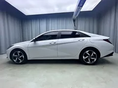 2022 Hyundai Elantra 1.5L CVT LUX Premium, белый — фото 4