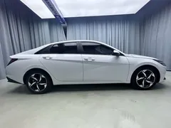 2022 Hyundai Elantra 1.5L CVT LUX Premium, белый — фото 5