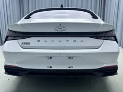 2022 Hyundai Elantra 1.5L CVT LUX Premium, белый — фото 18