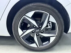 2022 Hyundai Elantra 1.5L CVT LUX Premium, белый — фото 20