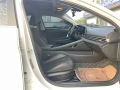 2022 Hyundai Elantra 1.5L CVT LUX Premium, белый — фото 12